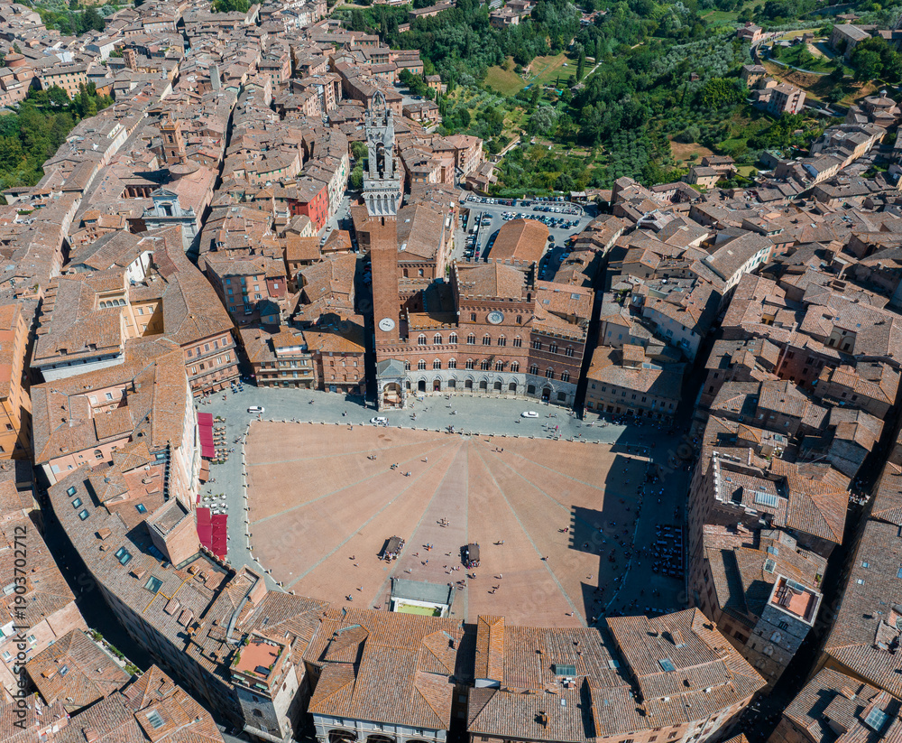 Fototapeta premium Aerial Panorama of Siena, Italy: Showcasing Piazza del Campo, Palazzo Pubblico, and the Iconic Torre del Mangia
