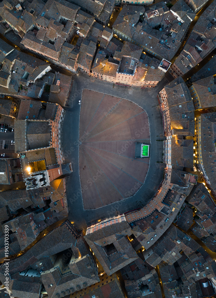 Obraz premium Vertical top down aerial view of Piazza del Campo, the famous shell-shaped medieval square in Siena, Tuscany. Unique urban design and historic architecture seen from above