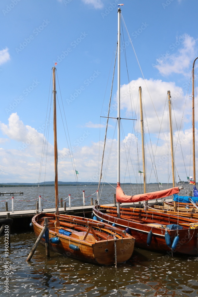Fototapeta premium Auswandererboote am Bootsteg am Steinhuder Meer in Steinhude