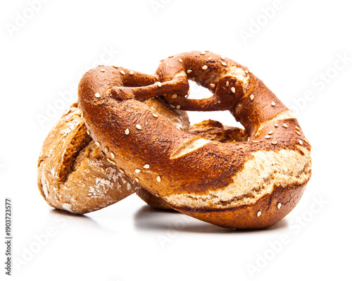 Laugenbrezel mit Brötchen isoliert auf weissem Hintergund
