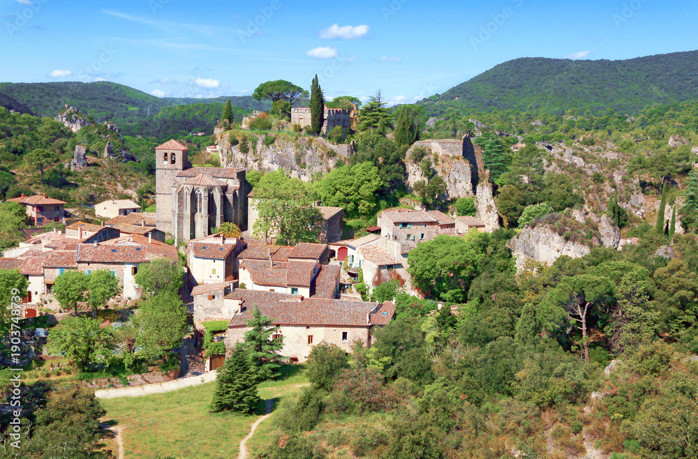 Fototapeta premium Village de Mourèze avec ses maisons groupées autour de l'église et du rocher.