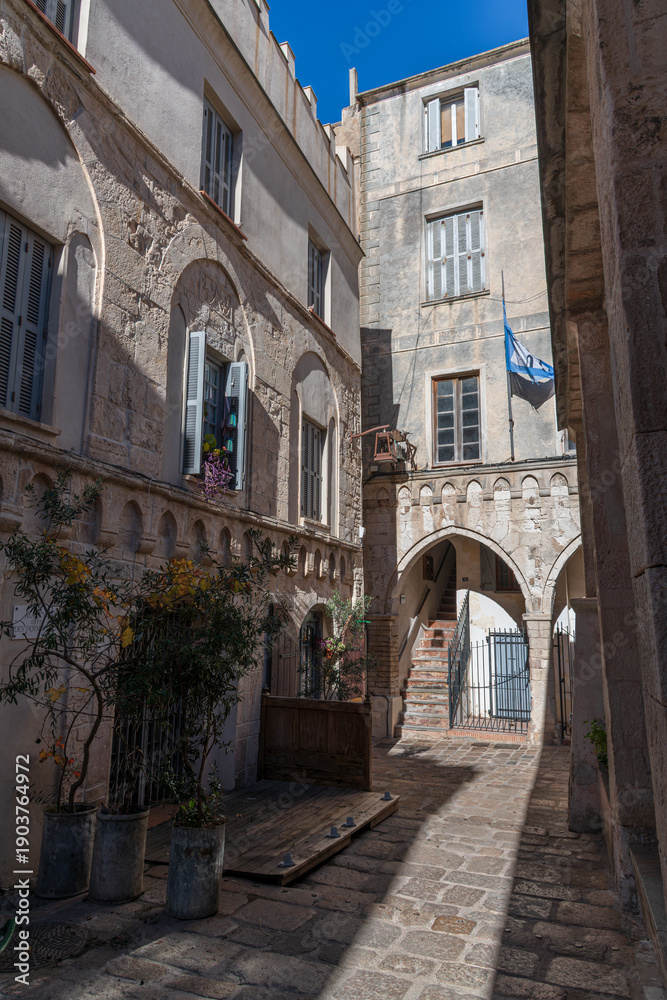 Obraz premium An alley in the old city of Bonifacio, in Corsica, France