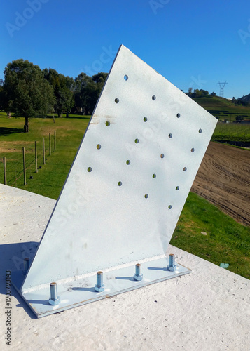 Detalhe de chapa de ferro alta resistência, para suporte pilar em madeira.  