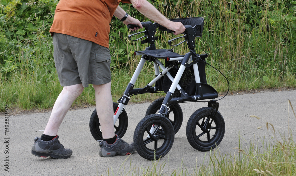 Obraz premium frau mit rollator unterwegs