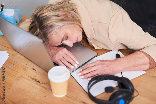 Photos Fatigued Professional Resting on Laptop At Desk With Notebook And Coffee Cup