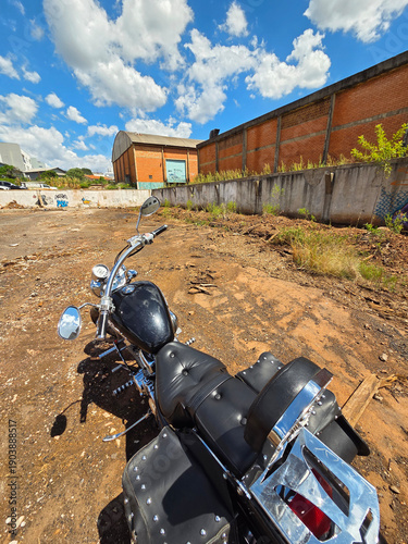 Fotografie Moto custom em lugar abandonado em ruínas