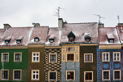 Foto Snow-covered facades and roofs of historic tenement houses on the Market Square