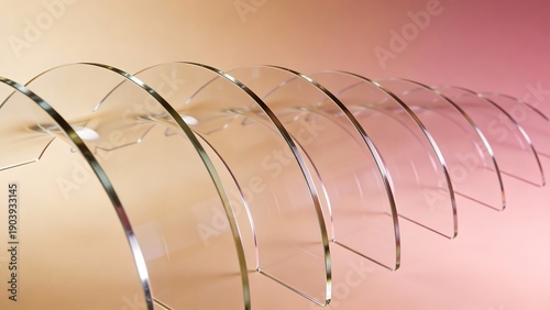 透明感のあるアーチ状ガラスプレートが並ぶ現代的な芸術空間