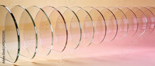 透明感のあるアーチ状ガラスプレートが並ぶ現代的な芸術空間