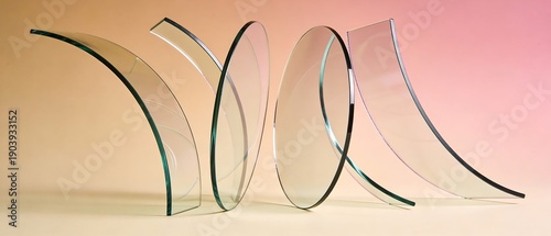 透明感のあるアーチ状ガラスプレートが並ぶ現代的な芸術空間