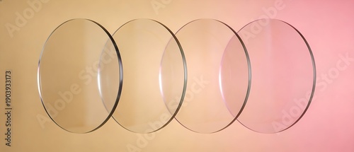 透明感のあるアーチ状ガラスプレートが並ぶ現代的な芸術空間