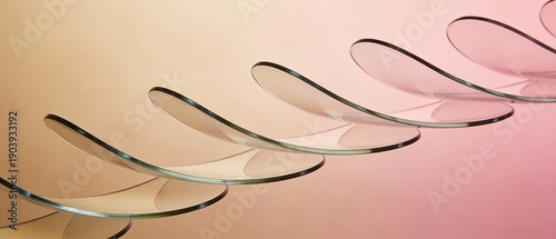 透明感のあるアーチ状ガラスプレートが並ぶ現代的な芸術空間