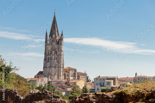 L'église Saint-Eutrope vue depuis les arènes de Saintes