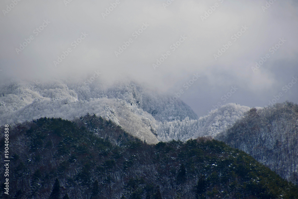 Fototapeta premium 冬の山寺・五大堂からの眺望（山形県・山形市）