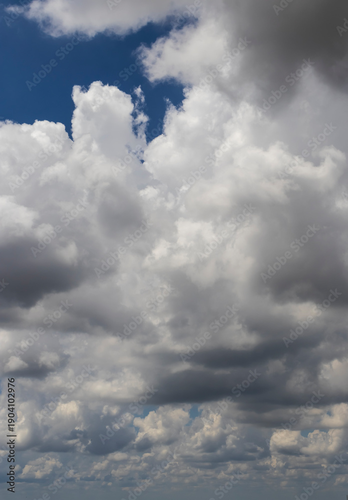 Obraz premium Abstract background of beautiful white clouds with blue sky in Brazil