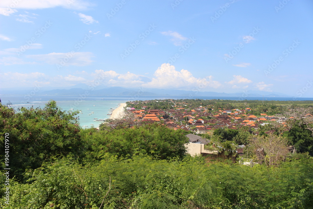 Naklejka premium Panoramic view of Lembongan Island coast with turquoise sea and village in Bali