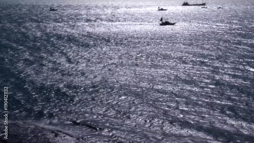 【南知多】キラキラ輝く海面を航行する船