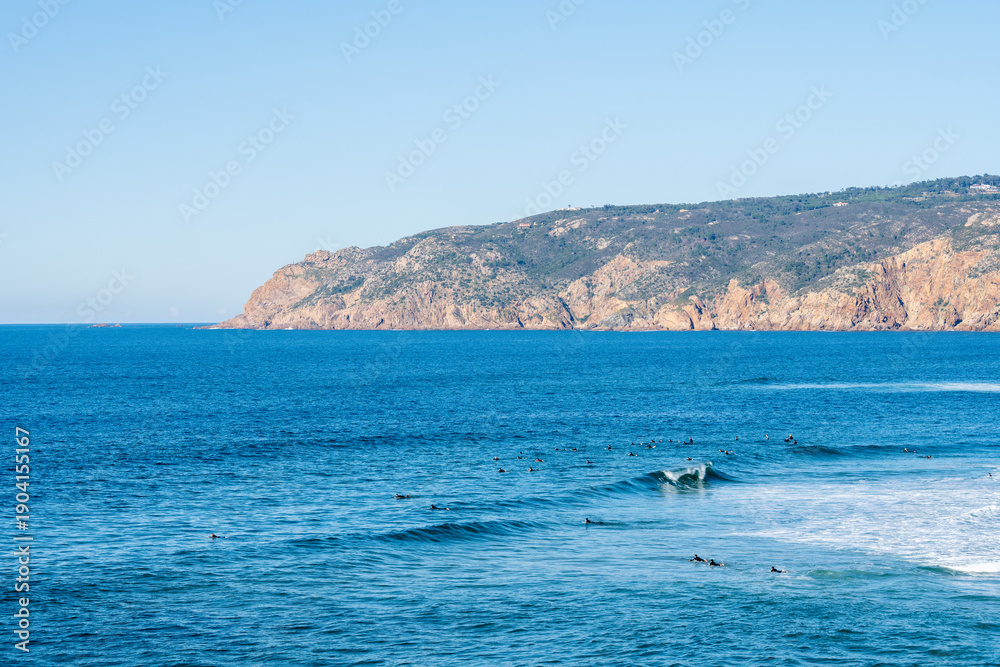 Obraz premium Atlantic waves rolling toward rocky coastline