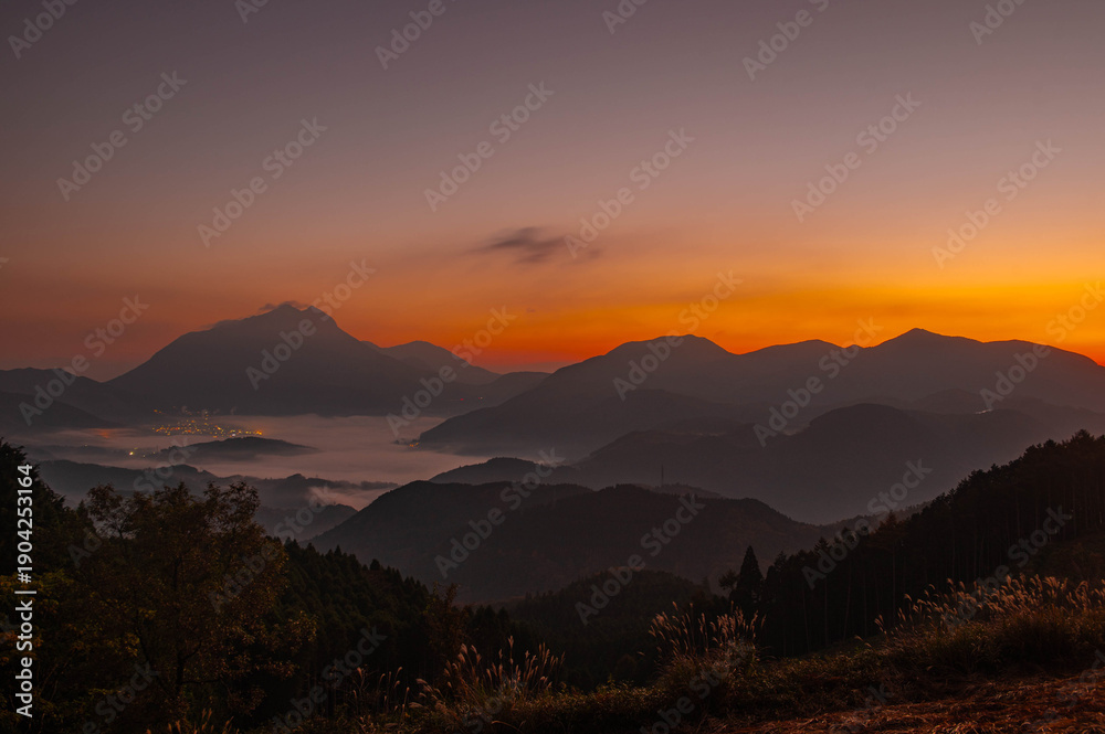 Obraz premium 蛇越展望所から望む由布岳と雲海