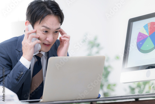 Foto The image of a busy, flustered man in a suit—the kind that troubles and frustrat