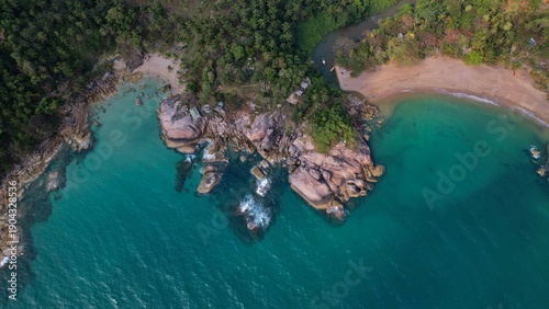 Foto drone picture of Than Sadet beach on Koh Phangan island paradise with colourful rocks and tranquil seas