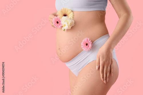 Young pregnant woman in und...