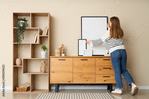 Young woman putting blank p...