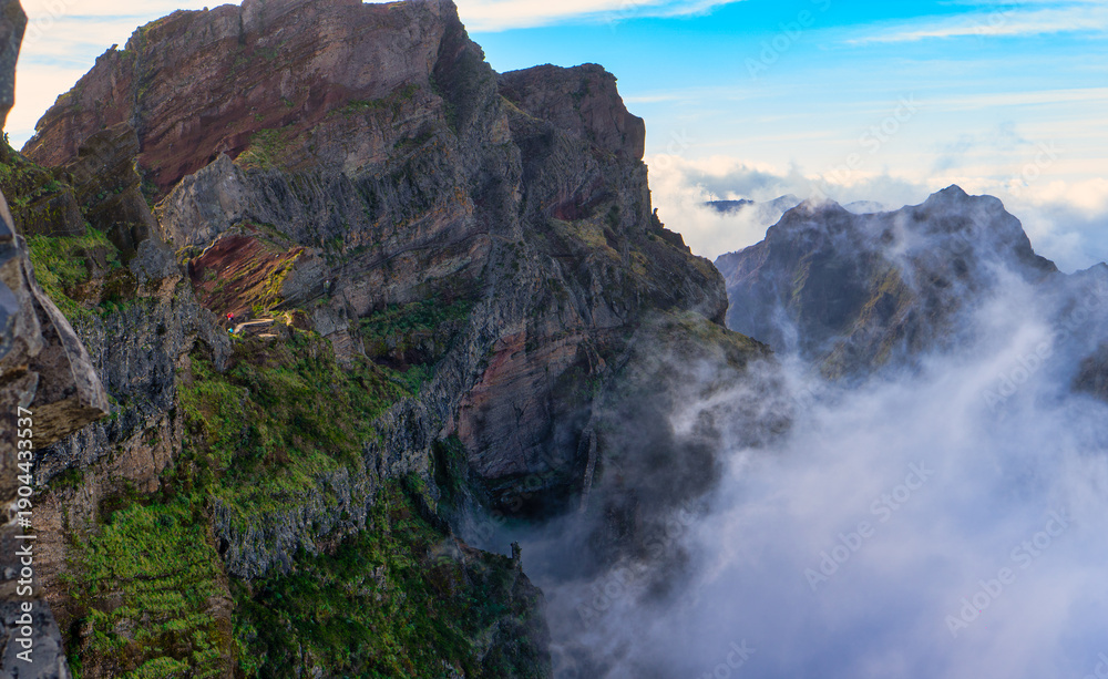 Obraz premium Mountain peaks above the clouds at Pico do Arieiro.