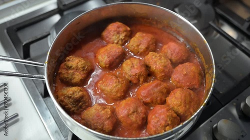 Meatballs in tomato sauce are one of those dishes that need no introduction: you recognize them immediately by their aroma, the slow cooking, and the sauce that invites you to mop up the sauce.