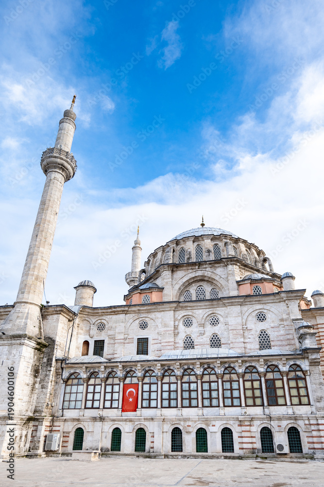 Fototapeta premium Laleli Mosque, Laleli Camii, a famous mosque in the old town of Istanbul, Turkey.