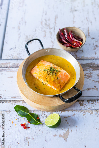 Lachs in roter Currysauce mit Limettenblättern und Palmzucker (Ghoo Chee)