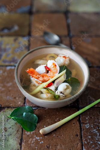 Klare Suppe mit Meeresfrüchten und Zitronengras (Tom Yum Po-Taek)