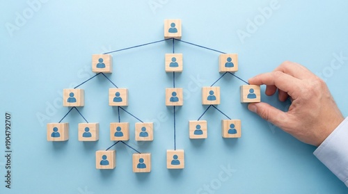 Canvastavla Organizational network structure with connected people icons on wooden blocks, s