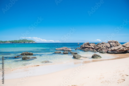 Bild auf Leinwand Beautiful Beach in Trincomalee, Sri Lanka with Clear Blue Waters