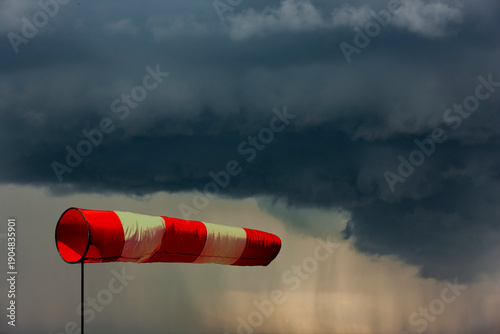 Windfahne auf Sturmm vor dunklen Sturmwolken