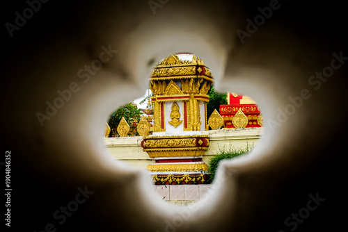 Obraz na plátně temple through a hole, vientiane, laos