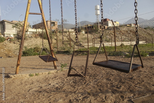 Fotografía Espacios públicos en crisis: columpios oxidados en un barrio de bajos recursos