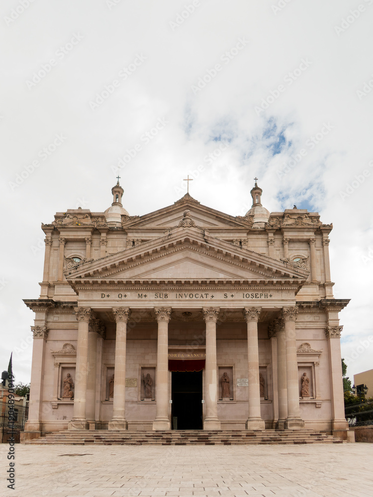 Obraz premium Visit to San Jose Iturbide in Guanajuato Mexico shows the Church of San Jose