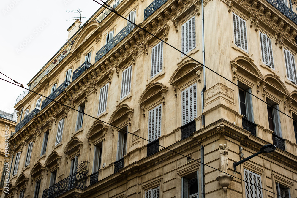 Obraz premium Elegant facade of historic building with classical architecture and symmetrical windows