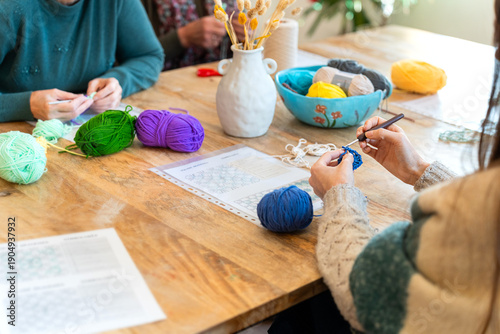 Foto Group crocheting and knitting together in a creative workshop
