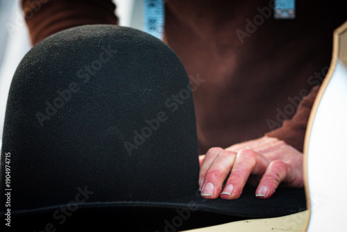 Foto western felt hat being made by hand by shaping the brim on table