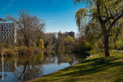 Wie eine Festung liegt das frühlingshafte Charlottenburger Tor am südöstlichen Ende des Einsteinufers in Berlin-Charlottenburg