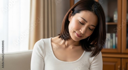 Free Download 首を傾けて目を閉じリラックスやストレッチをする日本人女性 - GFXLoad
