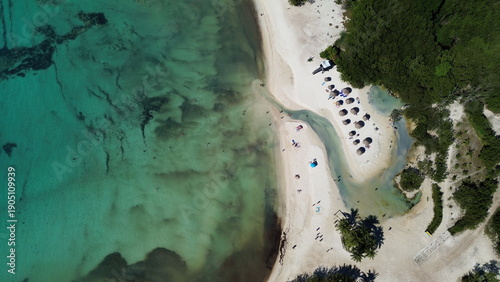 Obraz na płótnie Vista aérea de playa tropical y costa caribeña en la Riviera Maya México drone d
