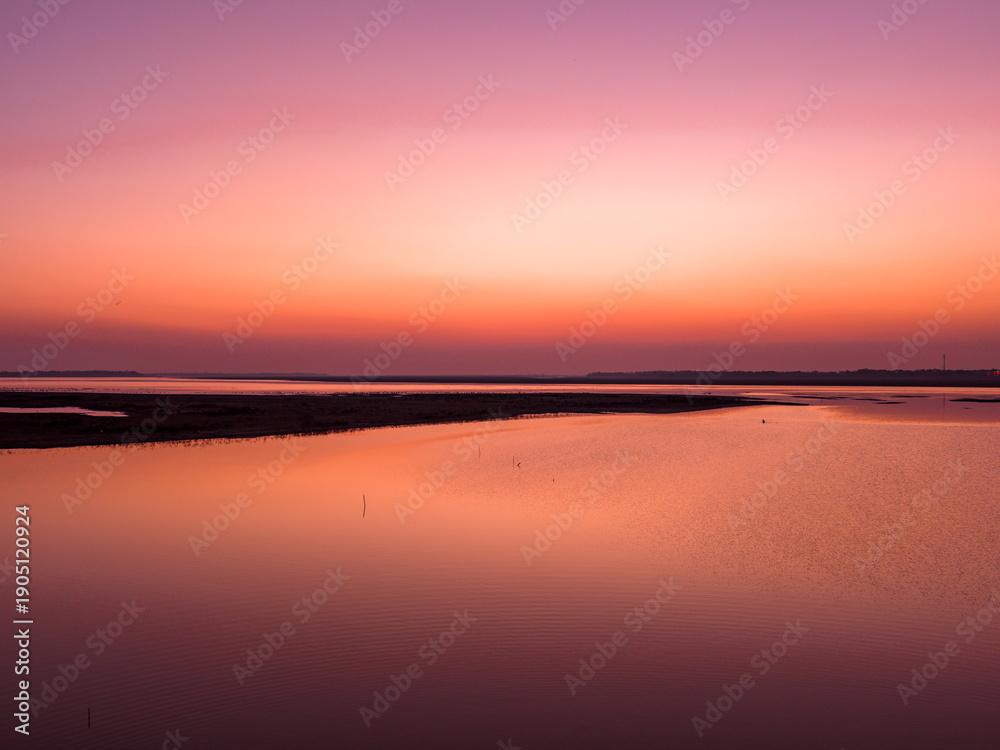 Obraz premium Sunset over the lake, beautiful evening glow