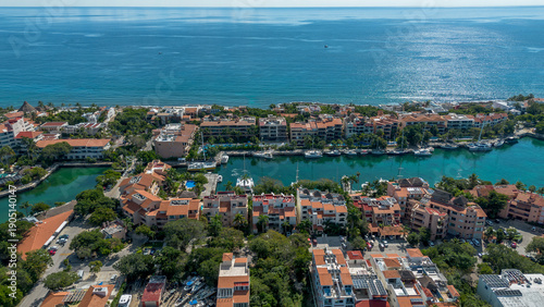 Foto Vista aérea panorámica de marina con yates y desarrollo hotel frente al mar Caribe en destino tropical