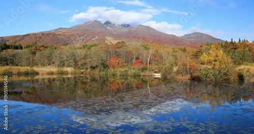 いもり池の紅葉と妙高山　新潟県

