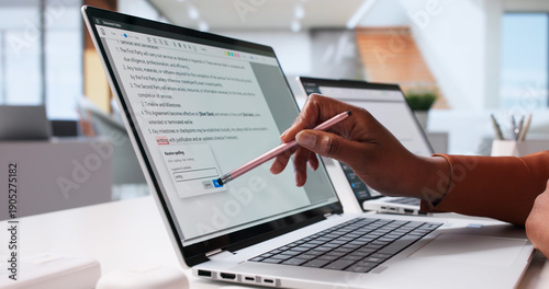 Foto African-American Woman Editing Documents On Computer