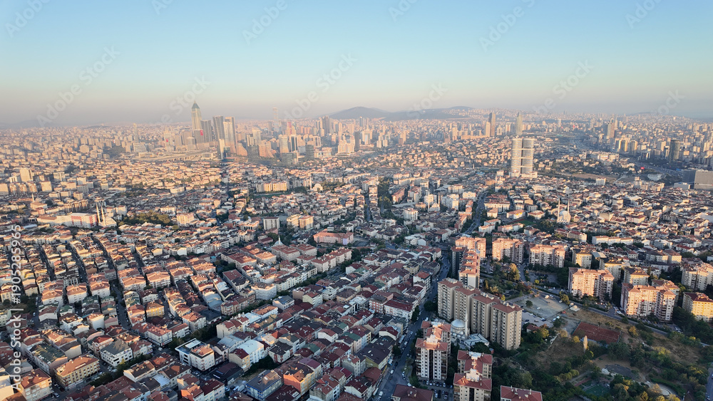Obraz premium City view at sunset over Istanbul with many buildings