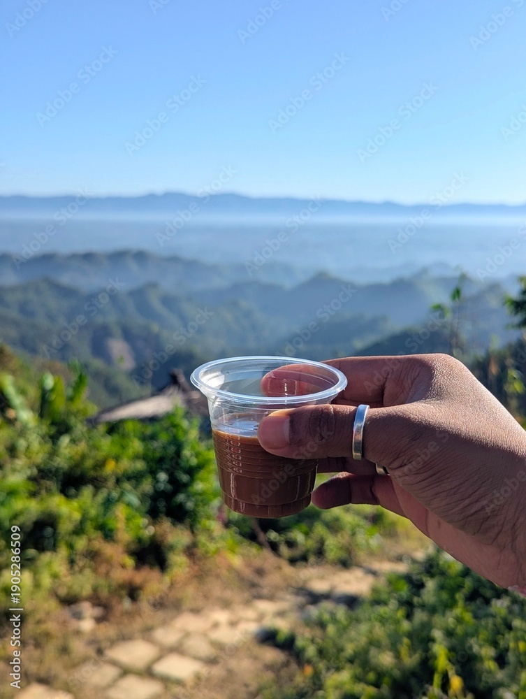 Obraz premium Enjoying Morning Tea with a Stunning View of Sea of Clouds in the Mountains